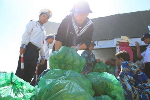 Plus de 400 tonnes de marchandises transportées vers Truong Sa - ảnh 1